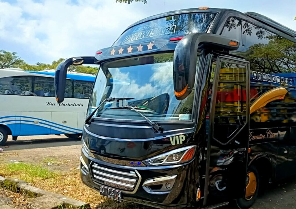Medium Bus Pariwisata Jetbus 3+ VIP Plat DD 7103 RZ Dunia Tour Makassar
