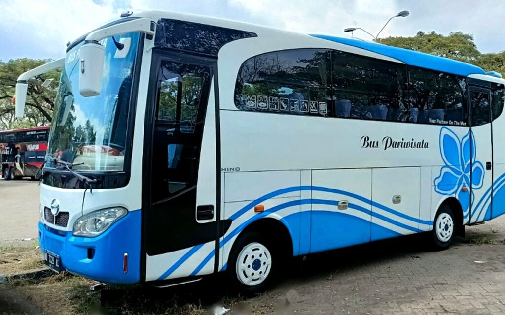 Sewa Medium Bus Hino 30 Kursi Reclining Seat Makassar Dunia Tour
