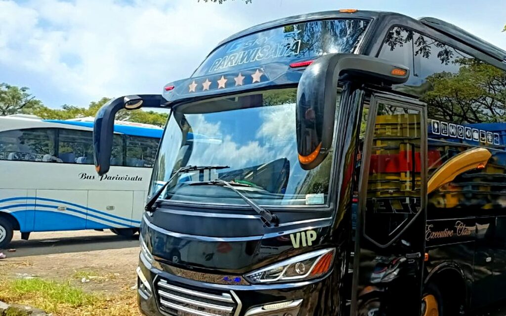 Sewa Medium Bus Jetbus 3+ VIP Adiputro 30 Kursi Makassar
